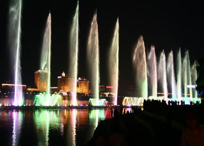 2007年9月23日晚，许多市民在吉林市松花江畔观看542米长的漂浮式七彩音乐喷泉。